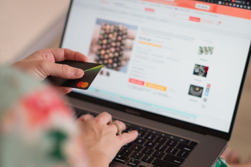 Sicher einkaufen auf Online-Plattformen: Kleinanzeigen und Co.